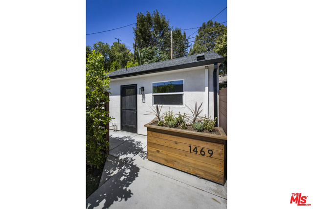 1471 Hill Drive, Los Angeles CA: https://media.crmls.org/mediaz/33db085e-a7d8-45f4-a9d2-7c1a61931631.jpg
