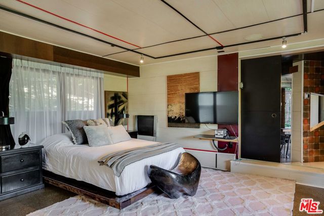 2528 Dearborn Drive, Los Angeles CA: https://media.crmls.org/mediaz/33db48c8-23f8-4b95-8e1c-26e64187540d.jpg