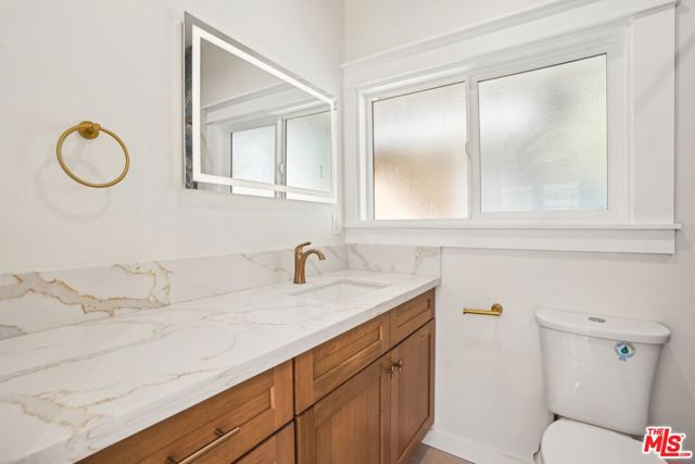 247 S Benton Way, Los Angeles CA: https://media.crmls.org/mediaz/33db9a6e-491b-479a-afee-dc0a122407fb.jpg