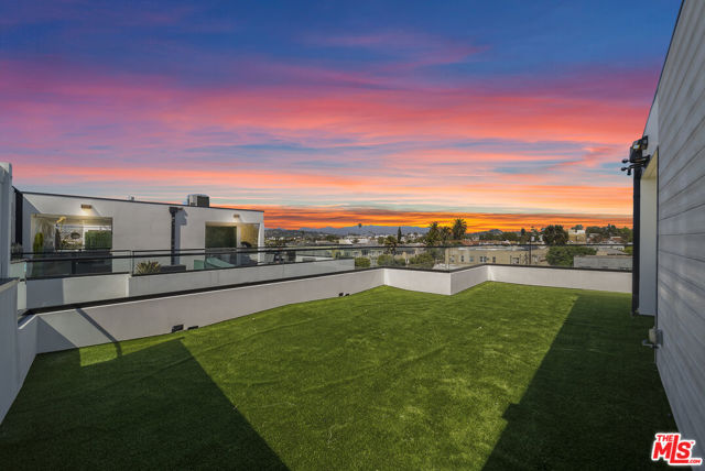 733 N Gramercy Place, Los Angeles CA: https://media.crmls.org/mediaz/33dbdecd-60a1-499f-99e2-8a9bd1b15539.jpg