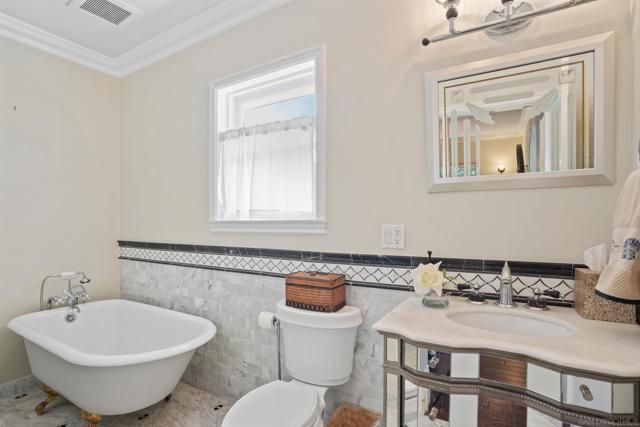7824 Exchange Pl, La Jolla CA: https://media.crmls.org/mediaz/33dd154b-07c8-4976-9ab5-f14a6d317e2f.jpg
