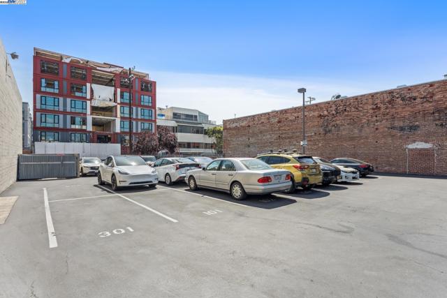 311 4th St, Oakland CA: https://media.crmls.org/mediaz/33dd1eb7-7c92-4551-b2a5-76a06e7aeefd.jpg