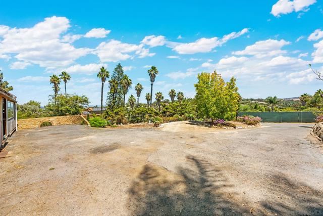 2530 Pruett Dr, Vista CA: https://media.crmls.org/mediaz/33de5272-8578-4564-a717-d298db70fff2.jpg