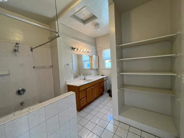 2324 9Th Ave, Oakland CA: https://media.crmls.org/mediaz/33df5bbe-bf39-47a1-8870-d81281997ab0.jpg