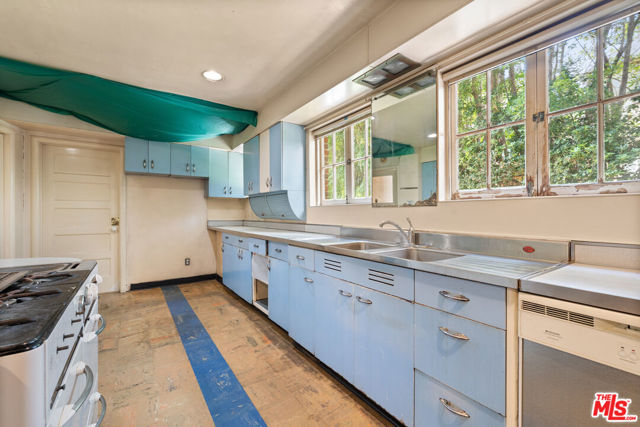 443 S June Street, Los Angeles CA: https://media.crmls.org/mediaz/33dfd788-9d6f-45ae-a3e5-e443c8c20a38.jpg