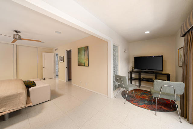 444 N Burton Way, Palm Springs CA: https://media.crmls.org/mediaz/33e0601c-28d6-4f3f-9ace-0a437357603b.jpg