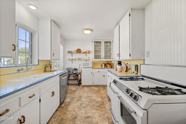 60 Grandview Circle, Camarillo CA: https://media.crmls.org/mediaz/33e0de6b-0a4f-4b25-8849-6284e0f77115.jpg