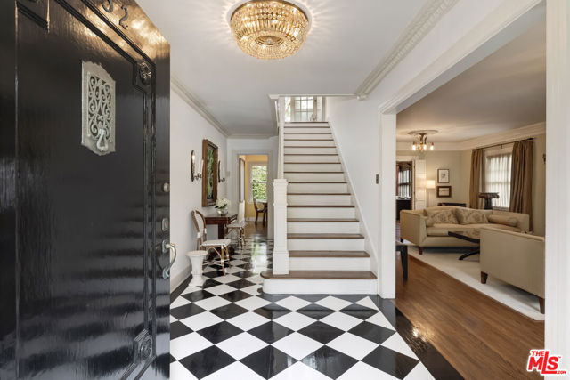 232 N Arden Boulevard, Los Angeles CA: https://media.crmls.org/mediaz/33e1397a-0b6e-4a24-8e42-1a276aa37b43.jpg