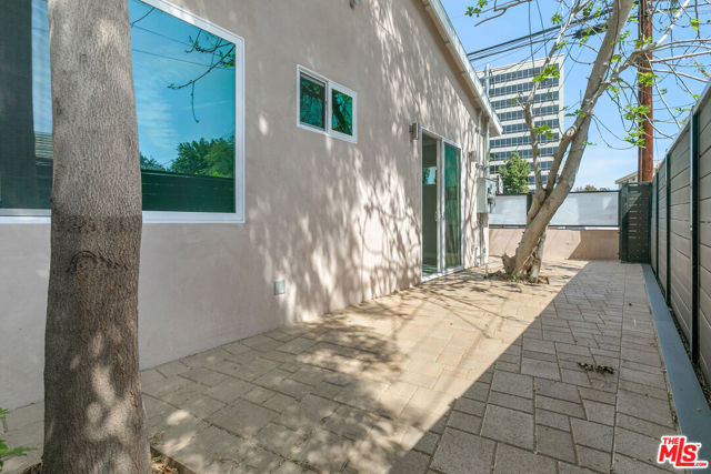 21037 Costanso St, Woodland Hills CA: https://media.crmls.org/mediaz/33e1b7d3-2801-4a21-b8e3-c015c71831fc.jpg