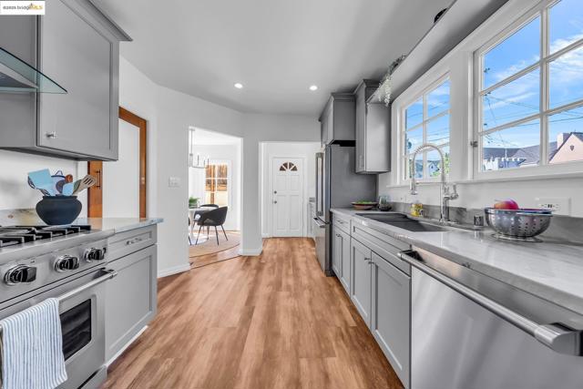 5605 Picardy Dr, Oakland CA: https://media.crmls.org/mediaz/33e1c39f-ea5f-43e8-8aa3-ff25e96eeebc.jpg
