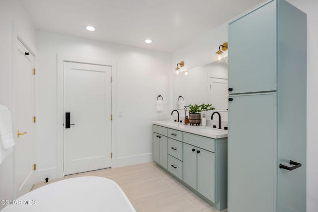 1324 La Granada Drive, Thousand Oaks CA: https://media.crmls.org/mediaz/33e1ed9a-9994-4880-b174-6a0ecd4e0287.jpg