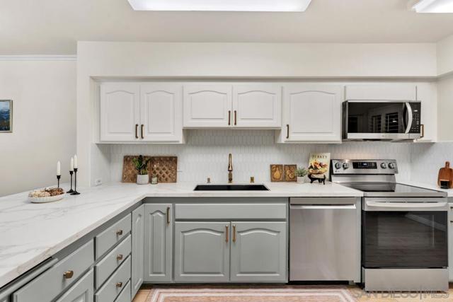 2600 Torrey Pines Rd, La Jolla CA: https://media.crmls.org/mediaz/33e26d5a-39c9-4833-ac3e-14bf35d6d689.jpg