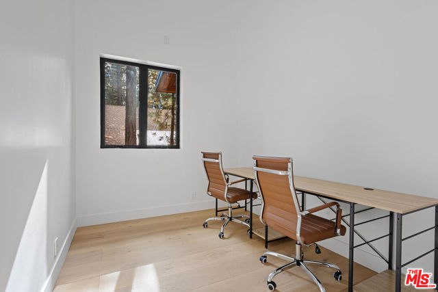 42421 Evergreen Drive, Big Bear CA: https://media.crmls.org/mediaz/33e28ed3-0aa1-4ef4-9408-dfc79e3e42cd.jpg