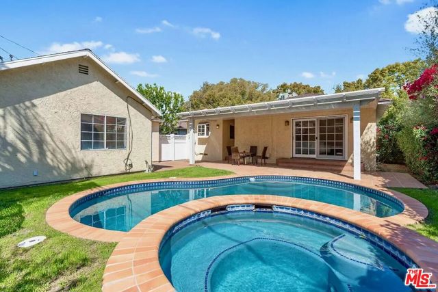 14024 Peach Grove Street, Sherman Oaks CA: https://media.crmls.org/mediaz/33e305d9-1144-4312-96c7-5c681d2c07f9.jpg