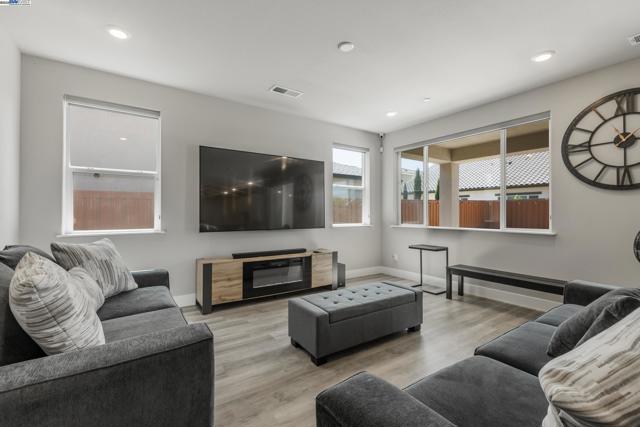 2306 Mozart avenue, Lathrop CA: https://media.crmls.org/mediaz/33e37d77-5da8-4a78-9472-35c44e3d059b.jpg