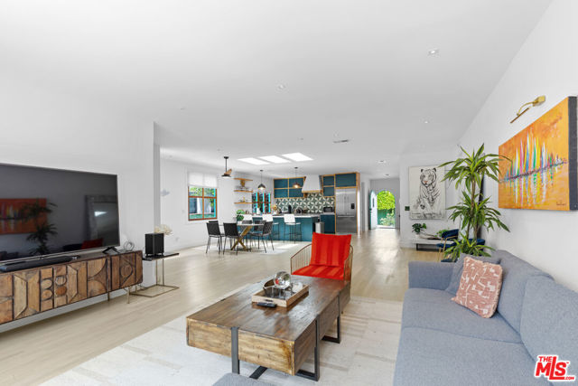 455 N Crescent Heights Boulevard, Los Angeles CA: https://media.crmls.org/mediaz/33e3a764-b505-44bf-9123-8f212600530b.jpg