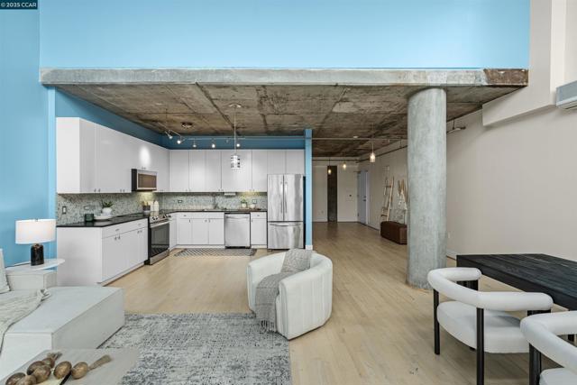 311 Oak St, Oakland CA: https://media.crmls.org/mediaz/33e41f4f-b763-4932-a2f9-b5349e0235f6.jpg