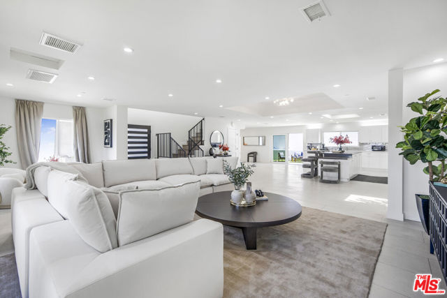 18202 Rancho Street, Tarzana CA: https://media.crmls.org/mediaz/33e4763c-8f83-4280-85cb-ee994f5f923b.jpg
