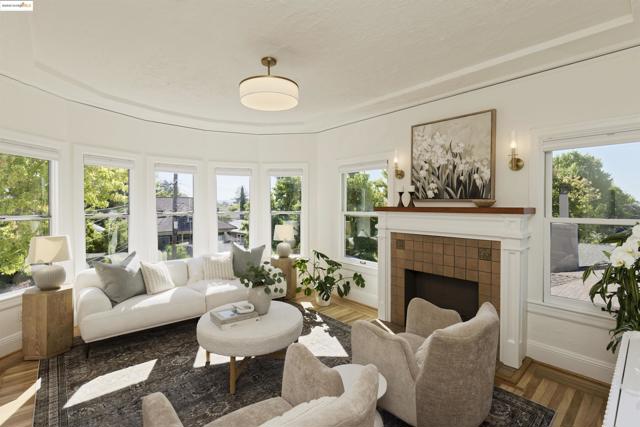 3945 Randolph Ave, Oakland CA: https://media.crmls.org/mediaz/33e4d4db-15df-4880-a2dd-0628a5859e4d.jpg