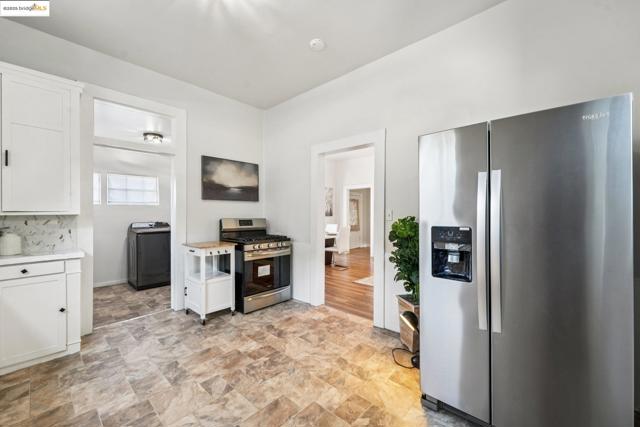 1549 5Th Ave, Oakland CA: https://media.crmls.org/mediaz/33e4e42d-8905-4e1d-85db-089b4343e1f7.jpg