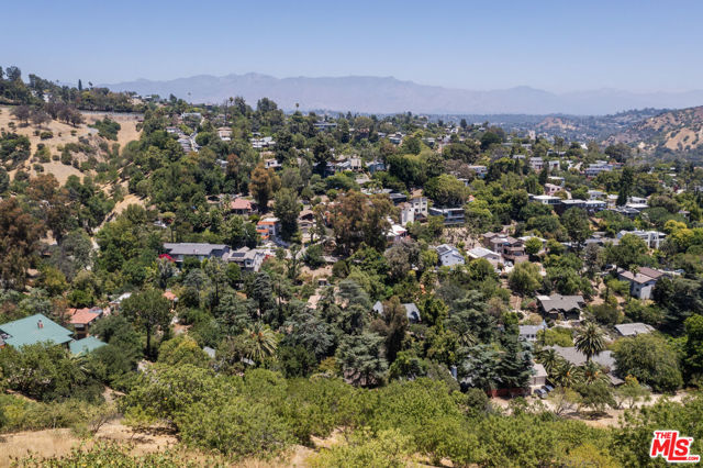 3995 Glenalbyn Drive, Los Angeles CA: https://media.crmls.org/mediaz/33e54e03-be14-4b30-a4c9-e8736eda86d9.jpg