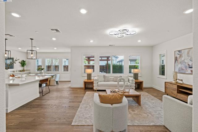 318 Paradiso Ct, San Ramon CA: https://media.crmls.org/mediaz/33e56837-80c1-4b2a-ae84-f3f888f5dd1a.jpg