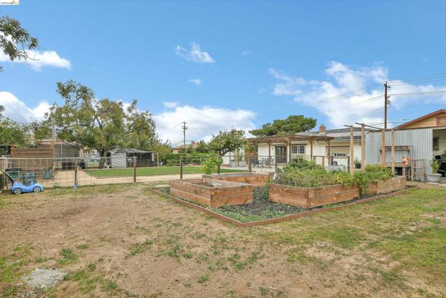 2661 Walnut Blvd, Brentwood (CC) CA: https://media.crmls.org/mediaz/33e5a7aa-950c-4e77-9086-6df79245b26f.jpg