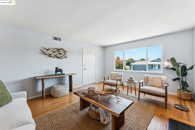 3129 Deseret Dr, Richmond CA: https://media.crmls.org/mediaz/33e64850-efea-42a7-886d-c1bdf13f475e.jpg