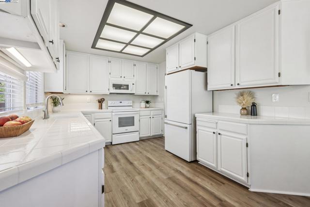 974 Clinton Pl, Pleasanton CA: https://media.crmls.org/mediaz/33e74a67-9ed3-43ca-8918-e6d531f9e8fb.jpg