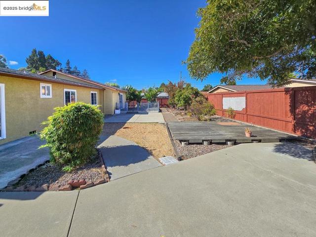 1651 Michael Dr, Pinole CA: https://media.crmls.org/mediaz/33e7c234-da10-4e46-8d29-2067448fb41f.jpg