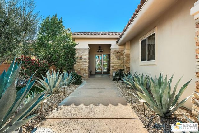 575 E Bogert Trail, Palm Springs CA: https://media.crmls.org/mediaz/33e8bc2e-0b9d-43fb-8303-462211e9f3c2.jpg