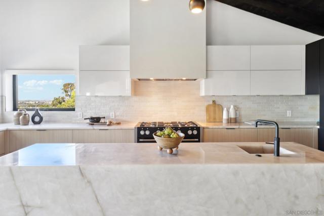 7117 Obelisco Cir, Carlsbad CA: https://media.crmls.org/mediaz/33e8c864-184c-4693-95f9-d230eb5722af.jpg