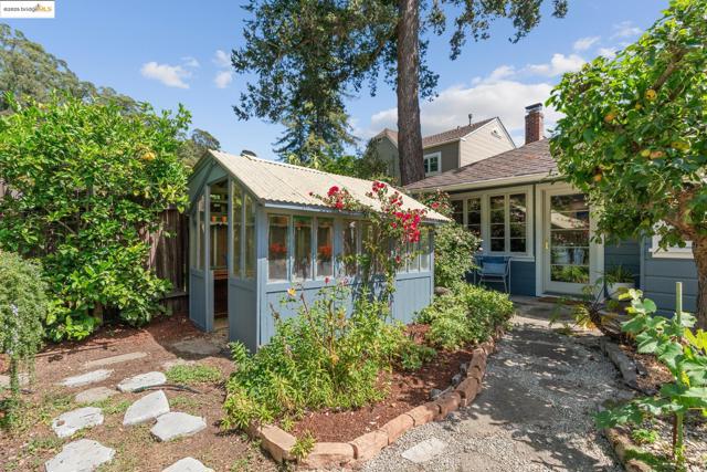 5550 Snake Road, Oakland CA: https://media.crmls.org/mediaz/33e9ae58-90af-4561-821b-a52d84724b4a.jpg