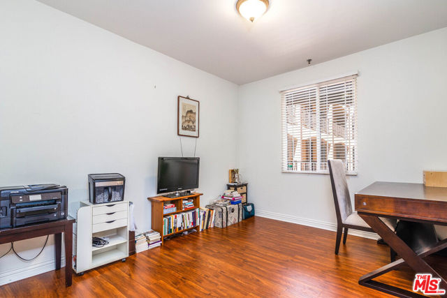 5132 Maplewood Avenue, Los Angeles CA: https://media.crmls.org/mediaz/33eb6924-b6fb-4e39-9add-09538246712a.jpg