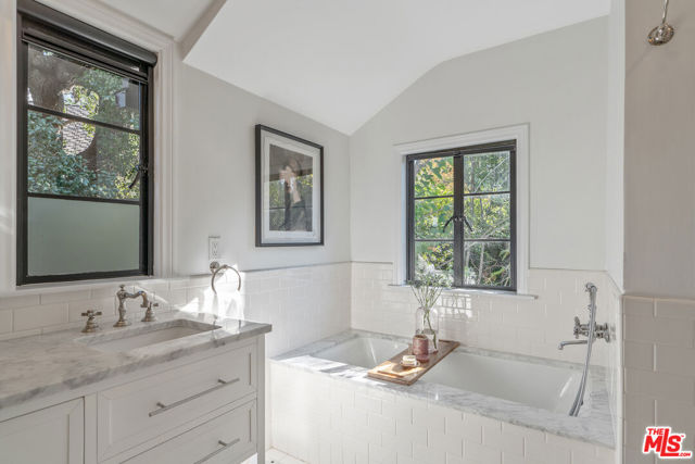 3827 Carnavon Way, Los Angeles CA: https://media.crmls.org/mediaz/33ec4744-7474-45d5-bc9f-ca5ae561574e.jpg