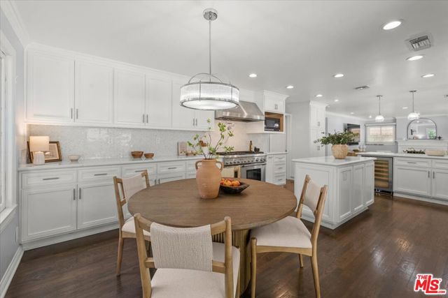 10411 Windtree Drive, Bel Air CA: https://media.crmls.org/mediaz/33ecfa10-a4a8-430c-8dda-51375e97e25d.jpg