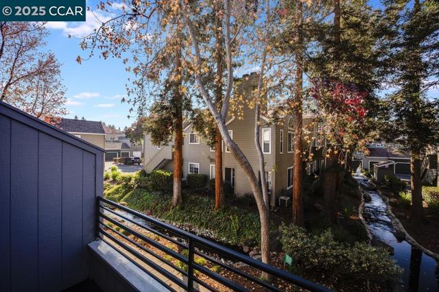 231 Sunspring Ct, Pleasant Hill CA: https://media.crmls.org/mediaz/33ed044b-add7-41bf-a714-59da4840c1e9.jpg
