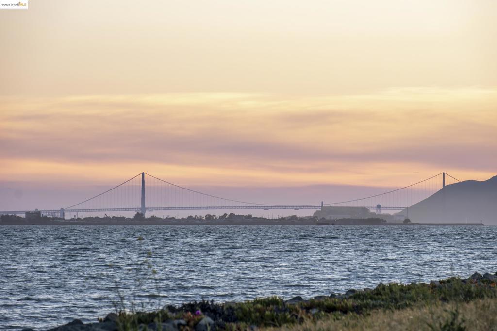 https://media.crmls.org/mediaz/33ed782b-03fa-4356-aed4-e808ea6f4d02.jpg?preset=X-Large