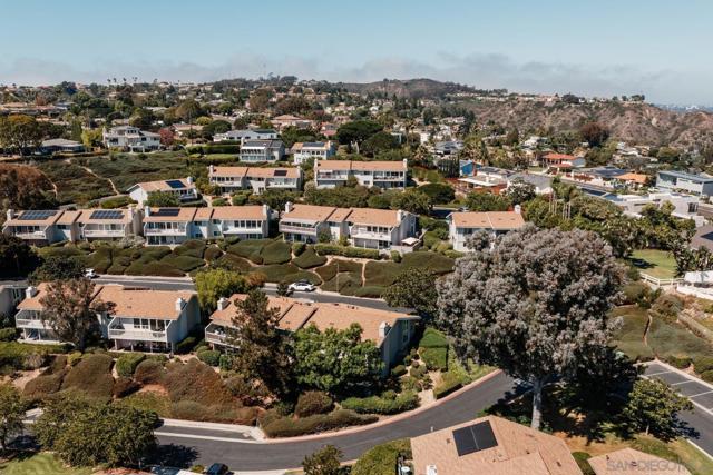 2163 Caminito Circulo Norte, La Jolla CA: https://media.crmls.org/mediaz/33ed89fe-2dab-4c23-9ab7-585d0e84aedd.jpg