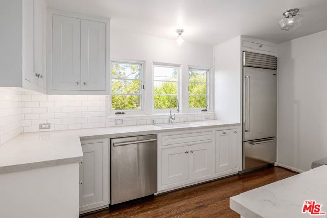 1539 Ensley Avenue, Los Angeles CA: https://media.crmls.org/mediaz/33edc35e-3679-4c75-9509-c2f1eec45dd6.jpg