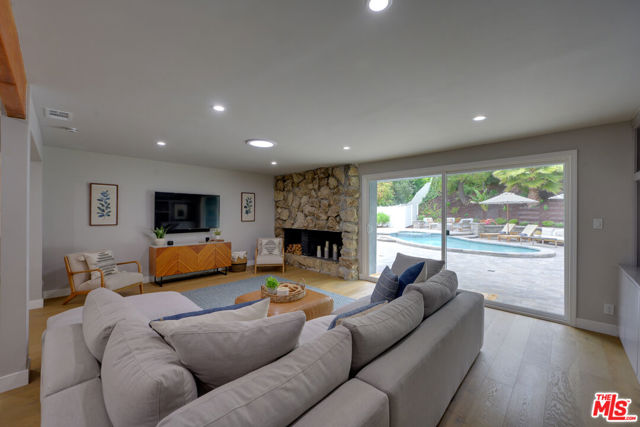 5356 Overing Drive photo 7