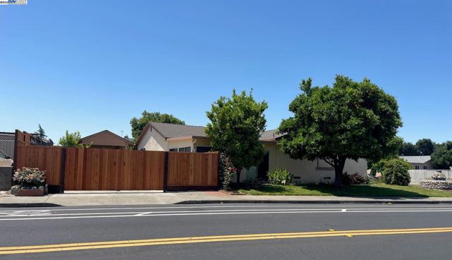 2702 Chinook Ct, Union City CA: https://media.crmls.org/mediaz/33ee8323-f4b9-4768-b289-09b7d17eab16.jpg