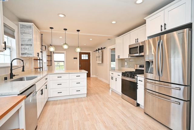 5706 Brookdale Ave, Oakland CA: https://media.crmls.org/mediaz/33effdd8-b179-4af9-97b3-7c46d88d7703.jpg