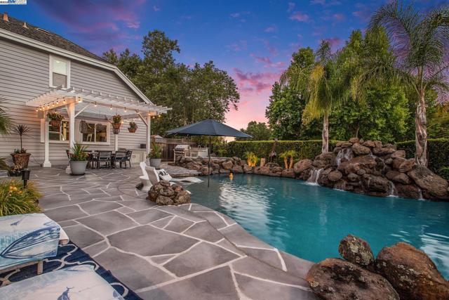91 RED CYPRESS CT, Danville CA: https://media.crmls.org/mediaz/33f03156-37c7-41a0-94e4-c18d2ba7f22a.jpg