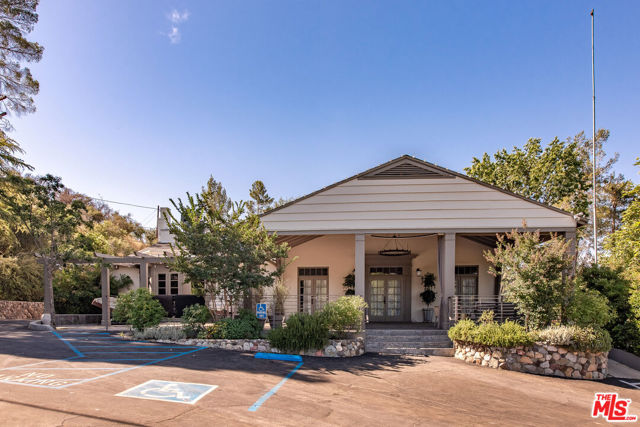 2344 Laguna Circle Drive, Agoura CA: https://media.crmls.org/mediaz/33f15420-062e-4bcf-87cf-9ada9a0f0f21.jpg