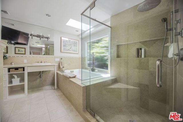 2660 Carman Crest Drive, Los Angeles CA: https://media.crmls.org/mediaz/33f22c8f-888a-41ff-9ab6-2bd049753bce.jpg