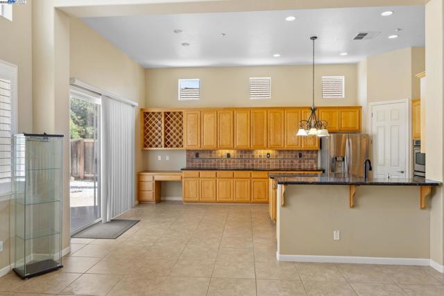 2132 Gold Poppy St, Brentwood CA: https://media.crmls.org/mediaz/33f2931d-3331-4acb-9f31-d516b2bab4a2.jpg