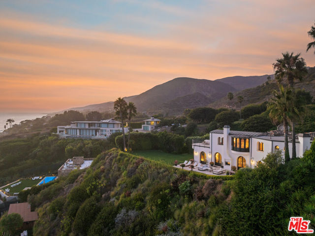 32804 Pacific Coast Highway, Malibu CA: https://media.crmls.org/mediaz/33f37049-6d46-42f0-bc7c-8c77319bc451.jpg