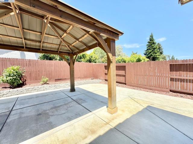597 Pendragon St, Manteca CA: https://media.crmls.org/mediaz/33f46452-ae60-4b95-b3b5-8df1ac5b1056.jpg