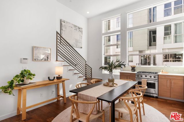 4151 Redwood Avenue, Los Angeles CA: https://media.crmls.org/mediaz/33f611d9-1696-4b67-b328-ed57ac199b05.jpg